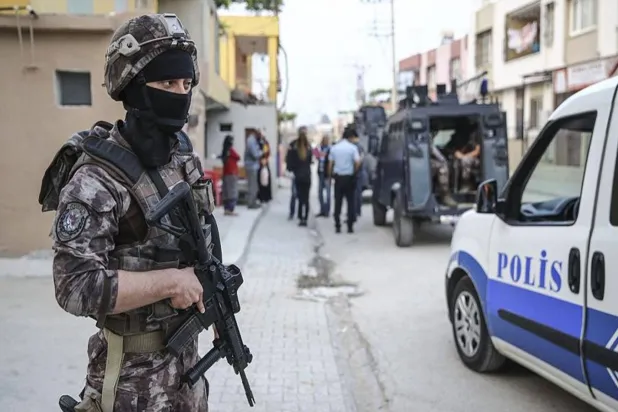 أحد عناصر قوات مكافحة الإرهاب التركية يؤمن محيط عملية استهدفت عناصر من «داعش» (الداخلية التركية)