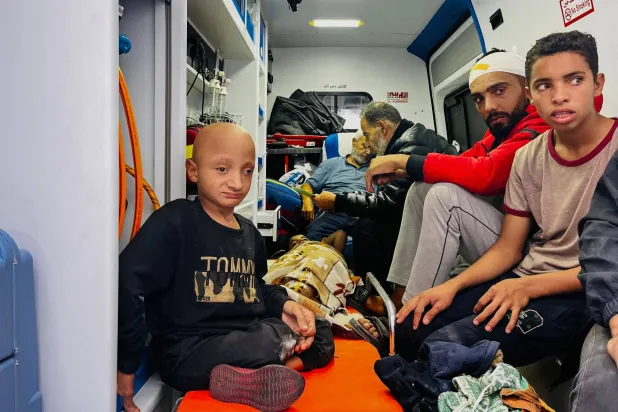 يقوم مسعفون بإجلاء جرحى ومرضى سرطان من مستشفى كمال عدوان في بيت لاهيا بشمال قطاع غزة (أ.ف.ب)