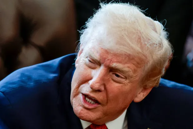 ترمب لا يستبعد الحرب مع فنزويلا... وزعماء المنطقة يعرضون الوساطة