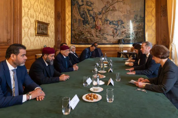 صالح خلال اجتماعه بمسؤولين فرنسيين في باريس (السفارة الفرنسية لدى ليبيا)