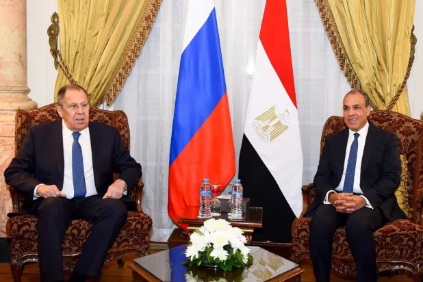 وزير الخارجية المصري خلال استقبال نظيره الروسي في القاهرة الجمعة (الخارجية المصرية)