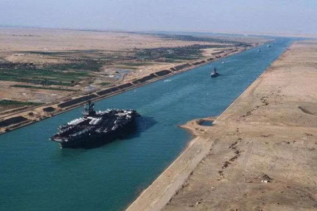 باخرة شحن تعبر قناة السويس (أرشيفية - أ.ب)