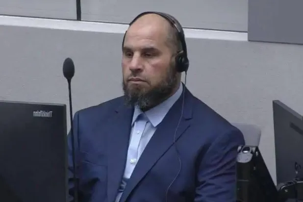 الهيشري القيادي في «جهاز الردع» الليبي خلال مثوله أمام المحكمة الجنائية الدولية الأربعاء (المحكمة)