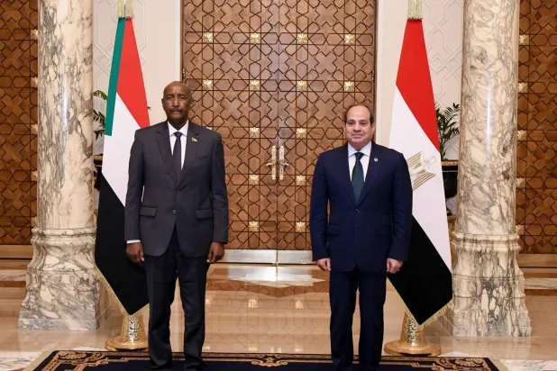 الرئيس المصري عبد الفتاح السيسي خلال لقاء رئيس مجلس السيادة الانتقالي في السودان عبد الفتاح البرهان بالقاهرة الخميس (الرئاسة المصرية)