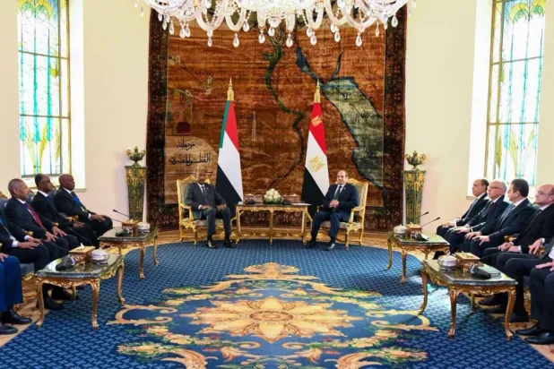 Mısır Cumhurbaşkanı’nın Perşembe günü Kahire’de Abdulfettah el-Burhan ile görüşmesinden bir kare (Mısır Cumhurbaşkanlığı)