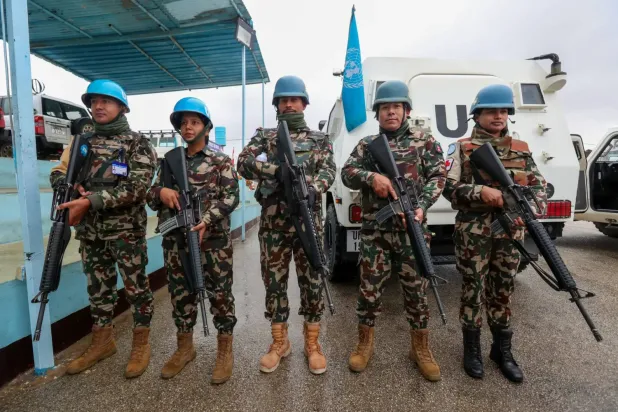 Sınır kasabası Mays el-Cebel'de bulunan UNIFIL'deki Nepal taburundan askerler (EPA)