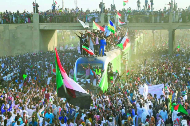 حشود قادمة من مدينة عطبرة للاحتفال بذكرى الثورة مع نظرائهم في الخرطوم ديسمبر 2019 (أ.ف.ب)   