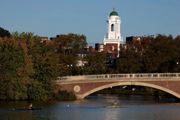 رياضيون يجدفون في نهر تشارلز أمام حرم جامعة «هارفارد» بماساتشوستس (أ.ف.ب)