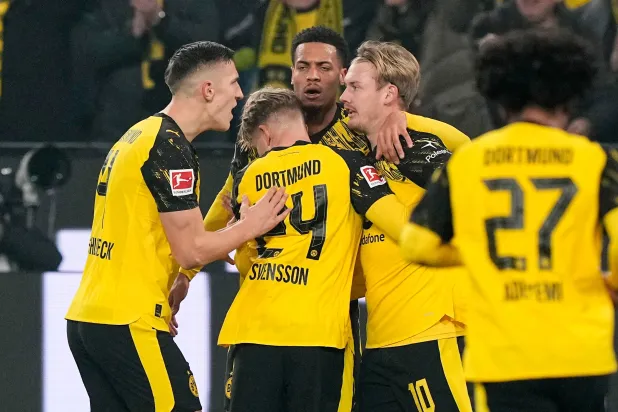 لاعبو دورتموند يحتفلون بالهدف الثاني (أ.ب)