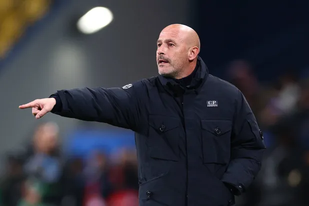  إيتاليانو يوجه لاعبيه خلال المباراة (رويترز)