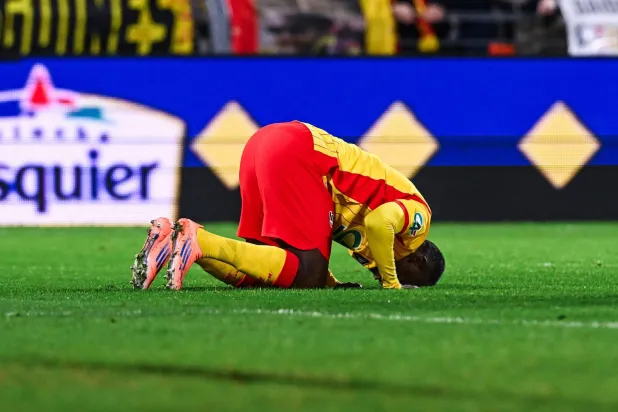 سعود يسجد شكرا لله بعد الهدف (صورة متداولة عبر الانترنت)