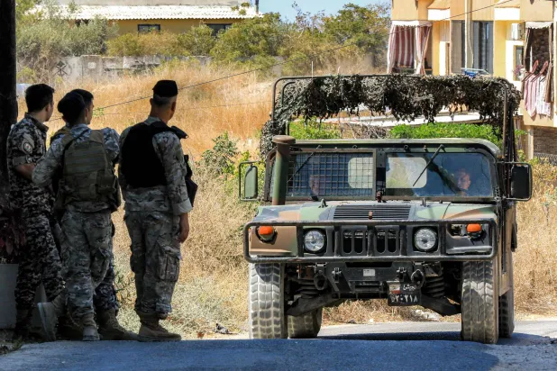 جنود قرب مخيم عين الحلوة في جنوب لبنان خلال عملية تسليم مجموعات فلسطينية سلاحها للجيش اللبناني يوم 13 سبتمبر 2025 (أ.ف.ب)
