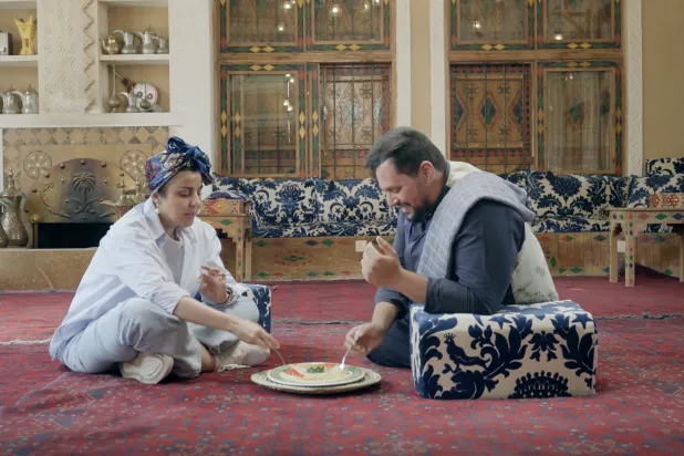 من التسوّق مروراً بالطهو وصولاً إلى التذوّق يغطّي البرنامج مراحل إعداد الطبق (شركة الإنتاج)