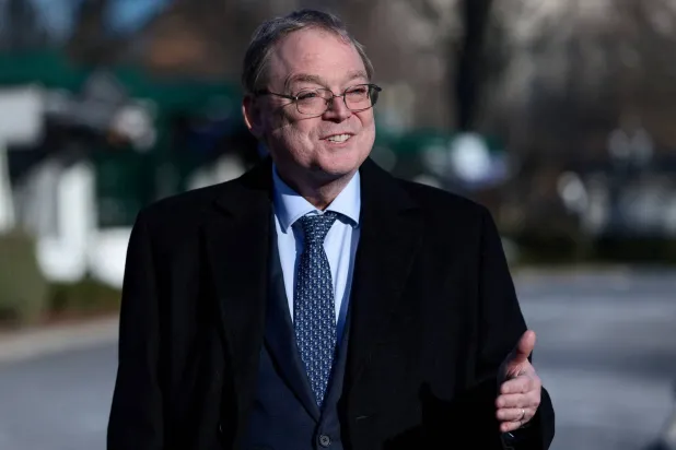 كيفن هاسيت يتحدث إلى وسائل الإعلام خارج البيت الأبيض في واشنطن - 16 ديسمبر 2025 (رويترز)