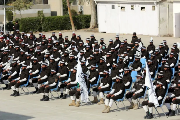 أفراد من الشرطة الأفغانية في احتفال تخرّج بجلال آباد يوم 11 ديسمبر الحالي (إ.ب.أ)