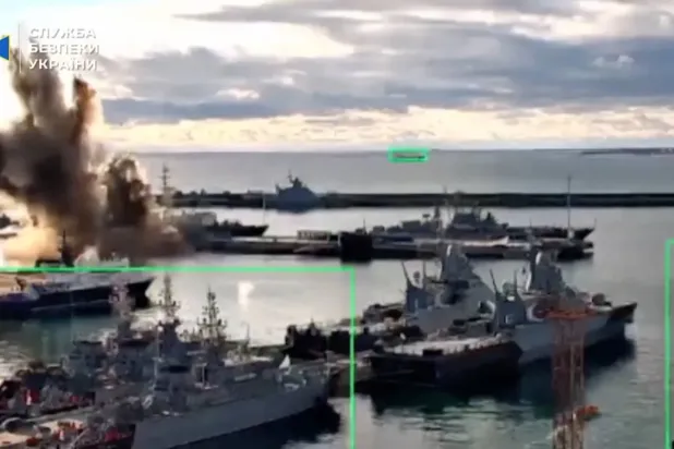 Ukrayna Güvenlik Servisi tarafından yayınlanan bir fotoğrafta, bu ayın ortasında Rusya'nın Krasnodar bölgesindeki bir limanda Rus denizaltısının İHA ile hedef alındığı görülüyor (Reuters)