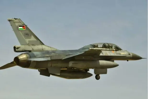 Ürdün Kraliyet Hava Kuvvetleri'ne ait bir F-16 Fighting Falcon savaş uçağı, 29 Mayıs 2014'te Eager Lion tatbikatı sırasında Ürdün'ün kuzeyindeki bir hava üssünün üzerinden uçuyor. [ABD Hava Kuvvetleri web sitesi]