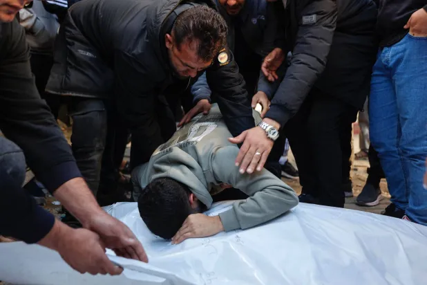 أحد الأقارب ينعى جثامين أفراد عائلة النادر الذين قُتلوا في اليوم السابق جراء قصف إسرائيلي على مدرسة تحولت إلى ملجأ في حي التفاح بمدينة غزة (أ.ف.ب)