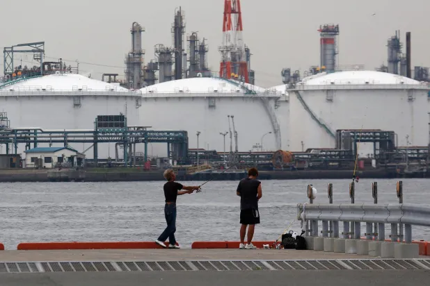 مصفاة نفط في كواساكي قرب طوكيو (رويترز)