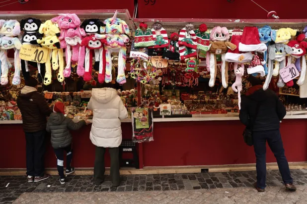  People browse products at a Christmas market stall in downtown Madrid, Spain, 18 December 2025 (issued 20 December 2025). People continue to do last-minute shopping ahead of Christmas. EPA/SERGIO PEREZ