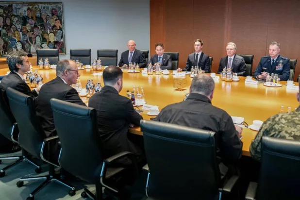 خلال المفاوضات الأوكرانية - الأميركية بحضور المستشار الألماني فريدريش ميرتس بقاعة مؤتمرات في المستشارية ببرلين 14 ديسمبر 2025 (أ.ف.ب)