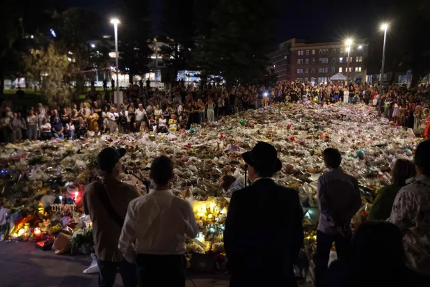 باقات ورود في سيدني السبت إحياء لذكرى ضحايا هجوم شاطئ بونداي يوم 14 ديسمبر الجاري (أ.ف.ب)