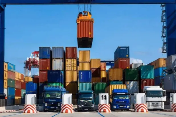 سيارات شحن تنتظر تفريغها في حاويات بأحد المواني المصرية (رويترز)