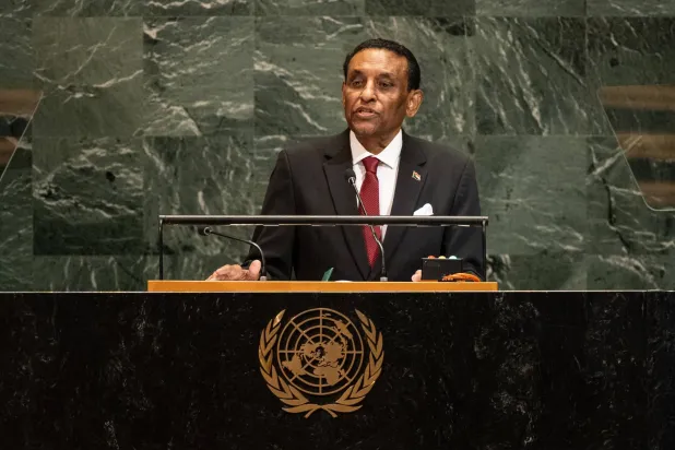 رئيس وزراء السودان كامل الطيب إدريس خلال إلقاء كلمته حول الأزمة السودانية على هامش اجتماعات الجمعية العامة للأمم المتحدة (إ.ب.أ)