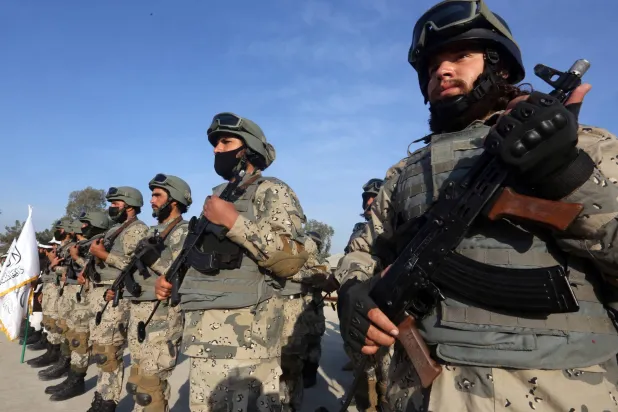 القوات الخاصة لطالبان في حفل تخرج فوج جديد من المقاتلين في جلال آباد الأسبوع الماضي (إ.ب.أ)