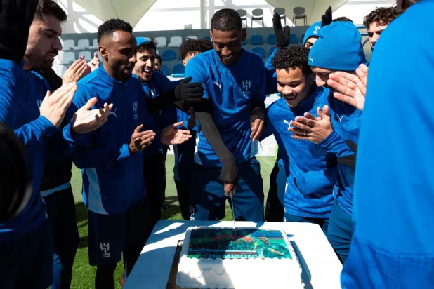 لاعبو الهلال يحتفون بزميلهم رديف بعد تتويجه بكأس الخليج مع «الأخضر» الأولمبي (موقع النادي)
