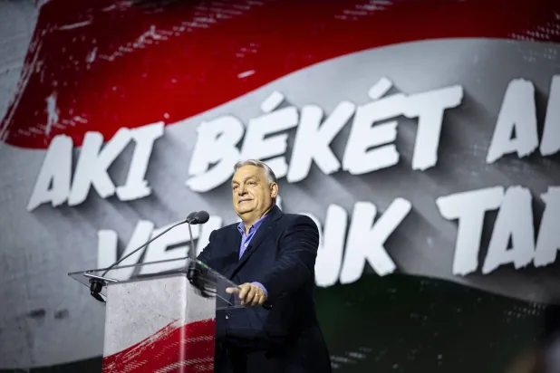 رئيس الوزراء المجري فيكتور أوربان يتحدث خلال فعالية ضد الحرب في مدينة سيجيد بجنوب البلاد (مكتب رئيس الوزراء المجري - إ.ب.أ)