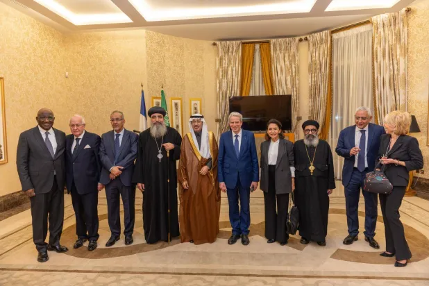 سفير المملكة السعودية في باريس فهد الرويلي مع ضيوف الحفل الذي أقامته السفارة بمناسبة اليوم الدولي للتضامن الإنساني (الشرق الأوسط)