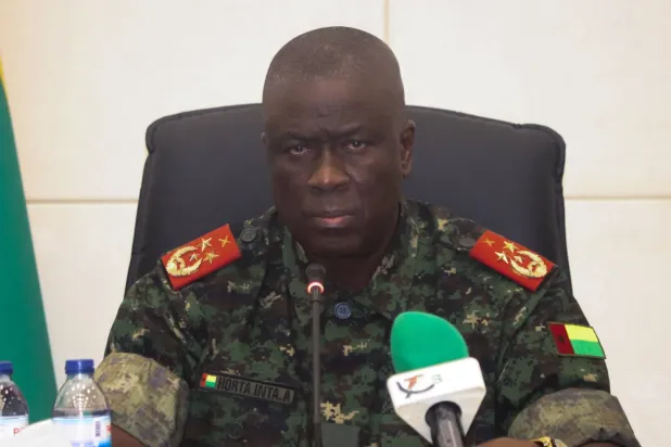 Gine-Bissau'nun geçici Cumhurbaşkanı General Horta Ntam, Bissau'da düzenlediği basın toplantısında (Reuters)