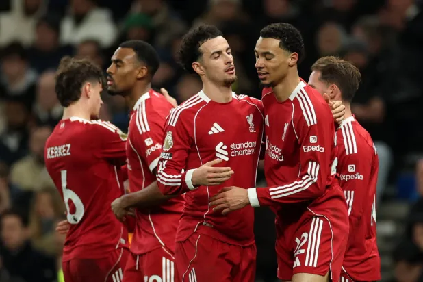 فرحة لاعبي ليفربول بالهدف الثاني (أ.ب)