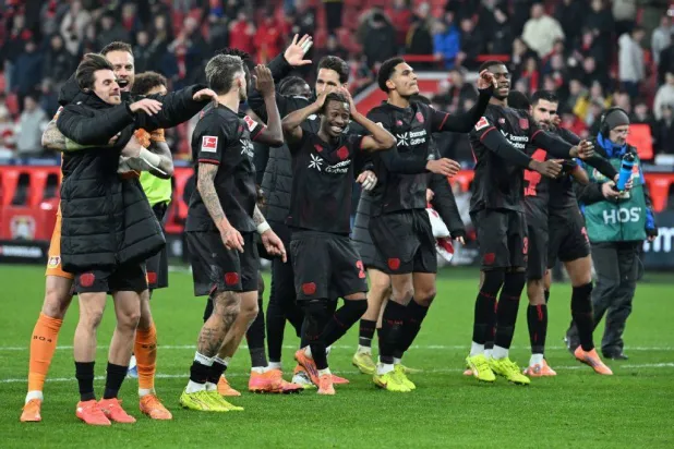 لاعبو ليفركوزن يحتفلون مع جماهيرهم بعد الانتصار (أ.ف.ب)