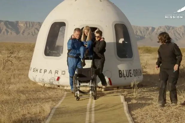 ميشيلا بنتهاوس تغادر كبسولة صاروخ «نيو شيبرد» إلى كرسيها المتحرك (رويترز)