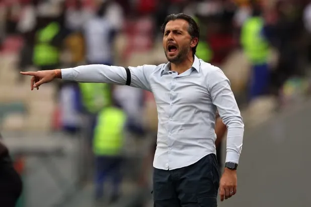 باتريس بوميل يقود آمال أنغولا في أمم أفريقيا بالمغرب (رويترز)