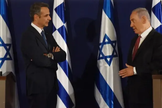 رئيس الوزراء الإسرائيلي بنيامين نتنياهو مع نظيره اليوناني كيرياكوس ميتسوتاكيس خلال اجتماع سابق (أرشيف - رويترز)