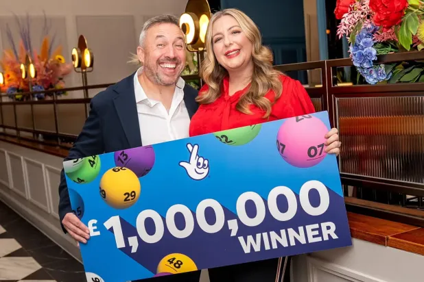 حقق ريتشارد ديفيز وفاي ستيفنسون-ديفيز فوزهما الكبير الثاني في سحب اليانصيب في نوفمبر (وكالة الأنباء البريطانية)