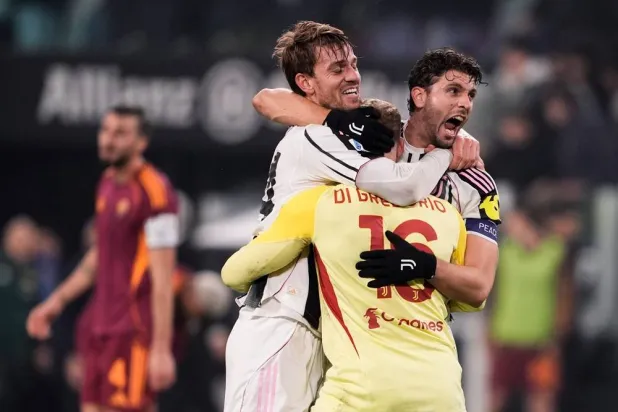  Juventus' Daniele Rugani, Manuel Locatelli and goalkeeper Michele Di Gregorio celebrate the team's victory during the Serie A match between Juventus and Roma at the Allianz Stadium, in Turin, Italy, Saturday, Dec. 20, 2025. (Fabio Ferrari/LaPresse via AP) 