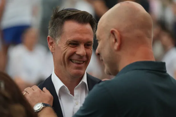 وصل رئيس وزراء ولاية نيو ساوث ويلز الأسترالية كريس مينز إلى شاطئ بونداي قبل مراسم إحياء «اليوم الوطني للتأمل» في ذكرى الضحايا والناجين من حادثة إطلاق النار في بونداي يوم الأحد 21 ديسمبر 2025 في أعقاب الحادثة التي وقعت يوم 14 ديسمبر (أ.ب)