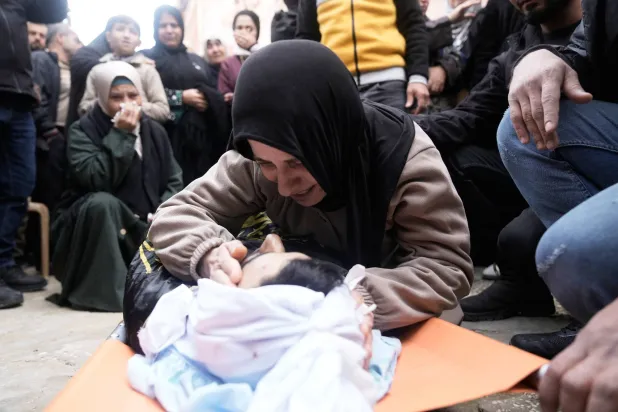 والدة أحمد زيود خلال تشييع جثمانه خلال جنازته قرب جنين في الضفة الغربية اليوم (أ.ب)