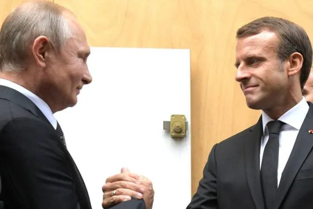 الرئيسان الروسي والفرنسي في لقاء سابق (إ.ب.أ)