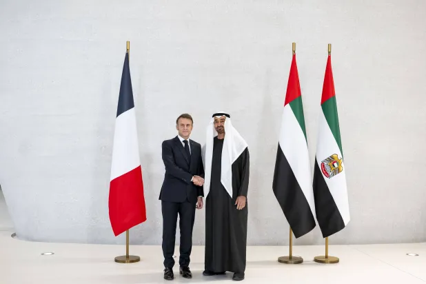 الشيخ محمد بن زايد آل نهيان رئيس دولة الإمارات خلال استقبال نظيره الفرنسي إيمانويل ماكرون (وام)