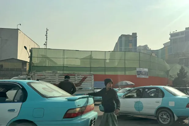 تمرّ السيارات بينما تهدم حركة «طالبان» سينما «أريانا» التاريخية في كابل يوم 18 ديسمبر 2025 (أ.ف.ب)