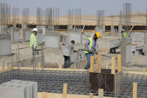 عمال بناء في أحد مشاريع وزارة البلديات والإسكان السعودية (واس)