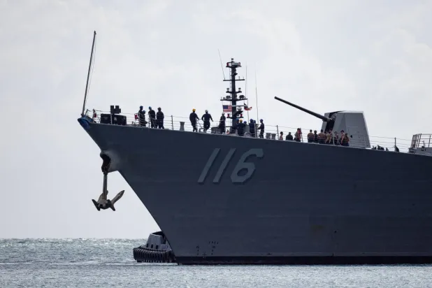 المدمرة الأميركية «يو إس إس توماس هودنر» (DDG-116) المزودة بصواريخ موجهة تغادر ميناء بونسي في بورتوريكو وسط تحركات عسكرية مستمرة... وذلك في 20 ديسمبر 2025 (رويترز)