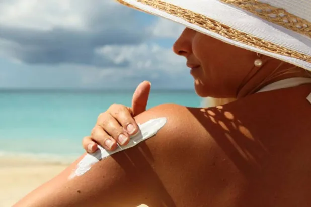 واقيات الشمس تُعد من أبرز وسائل الحماية من الأشعة فوق البنفسجية الضارة (جامعة كاليفورنيا)