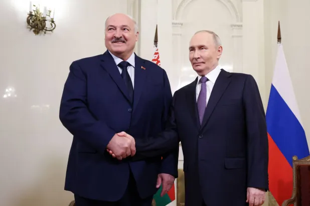 بوتين ولوكاشينكو خلال لقائهما في سان بطرسبرغ الأحد (أ.ف.ب)