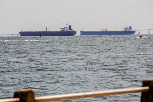 ناقلتا نفط خام راسيتان في بحيرة ماراكايبو في فنزويلا (أ.ف.ب)